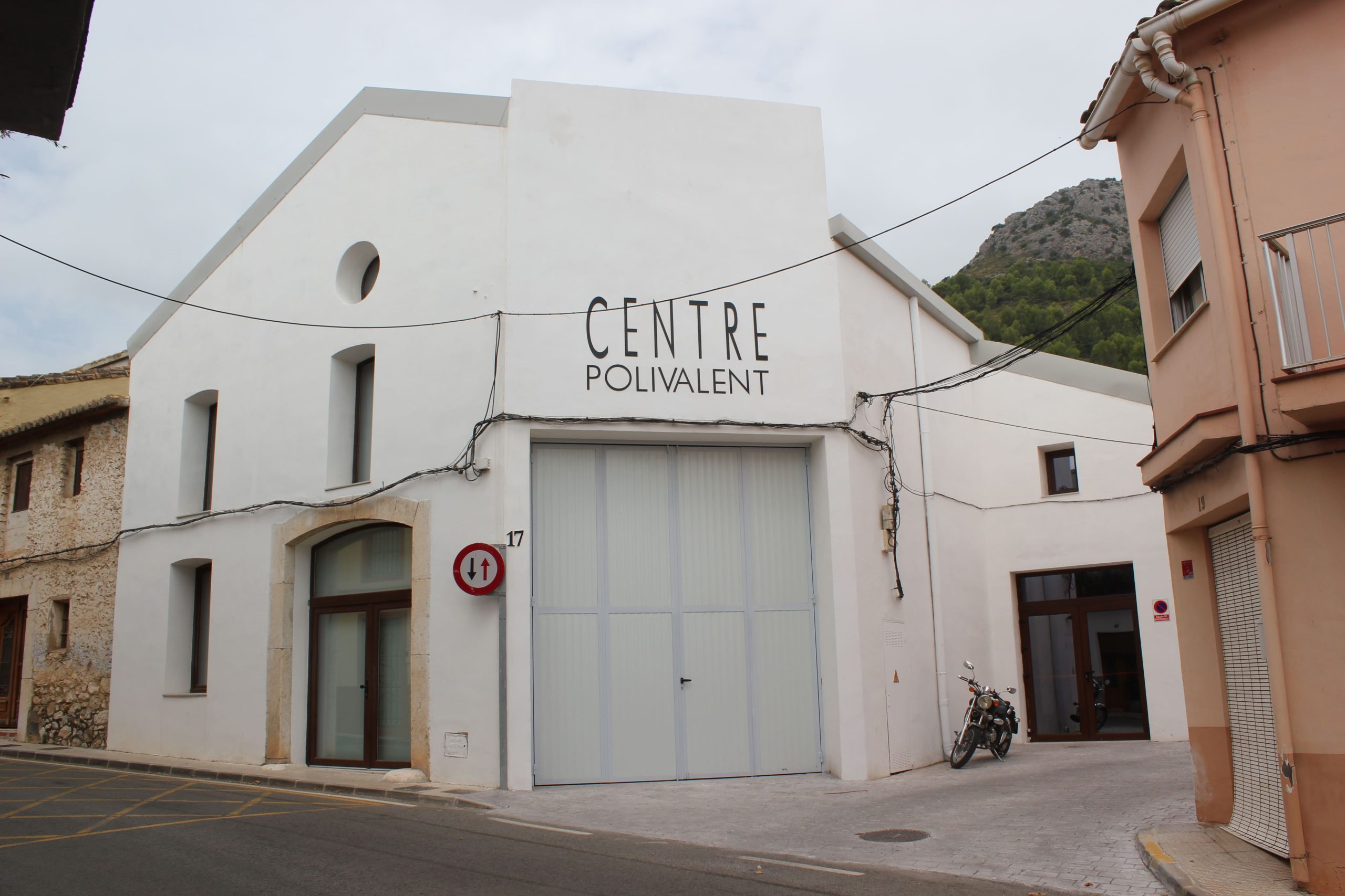 MODIFICACIÓN Y EJECUCIÓN DEL CENTRO POLIVALENTE DE SAGRA