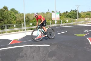 Sergio Mantecón realizando pruebas en el pump track