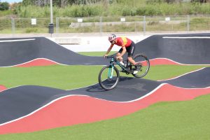 Sergio Mantecón realizando pruebas en el pump track
