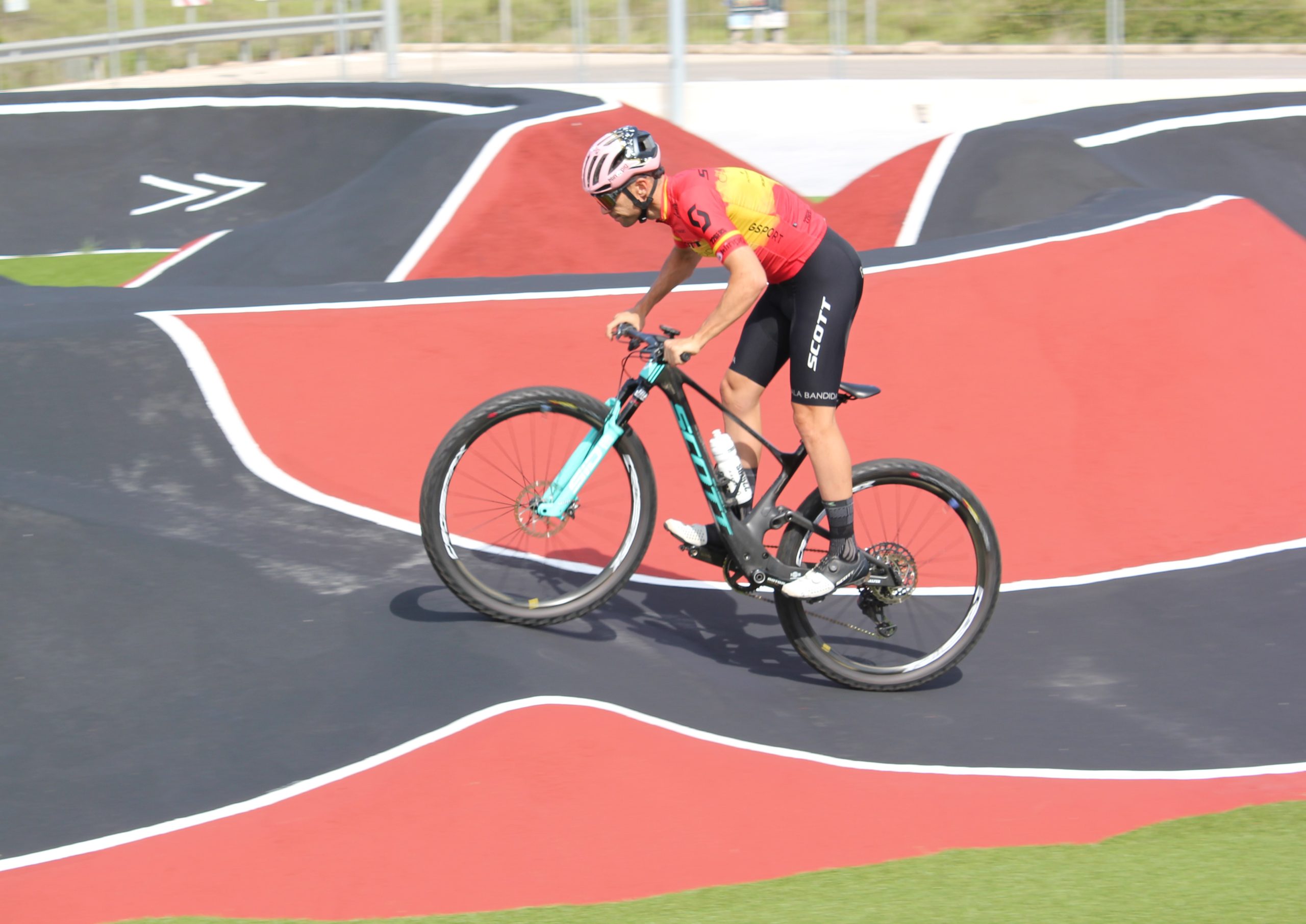 Sergio Mantecón realizando pruebas en el pump track
