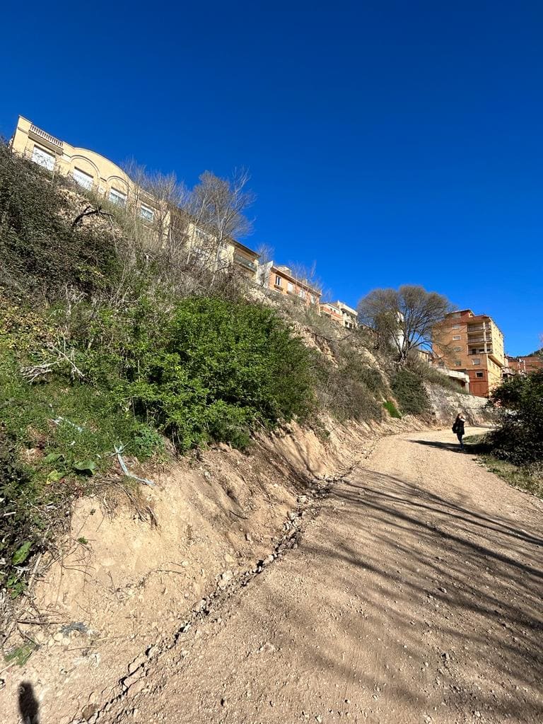 Aparcamiento y jardín central en Ademuz